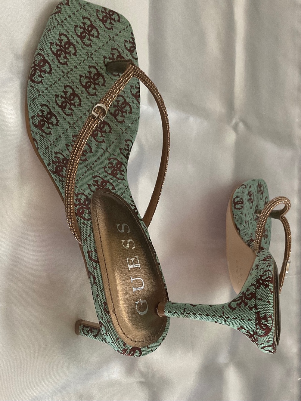 GUESS Green Logo-Print Square-Toe Thong Sandals with Brown Straps - Picture 2 of 4